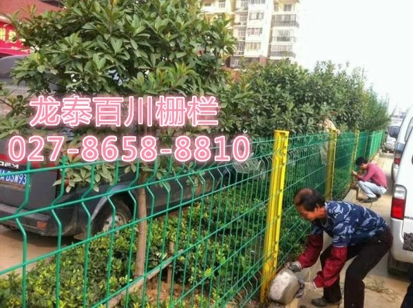 孝感园林局桃形立柱三角折弯护栏网