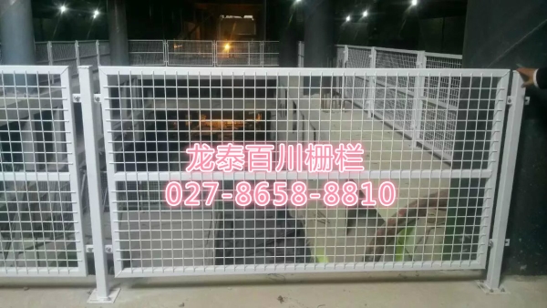 武汉市地铁出口围挡护栏