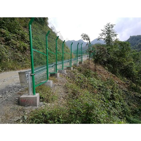 公路护栏网为何选绿色？