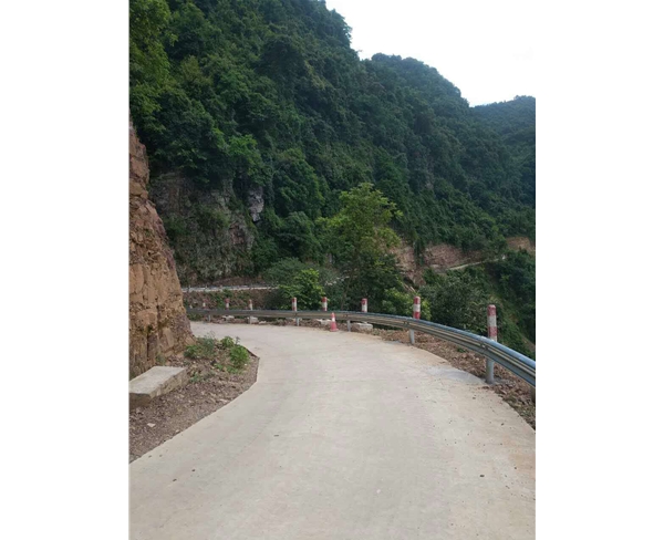 公路护栏板