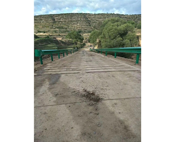 公路护栏板