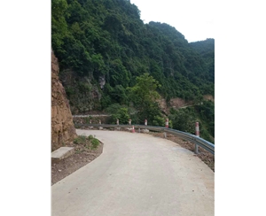 公路护栏板